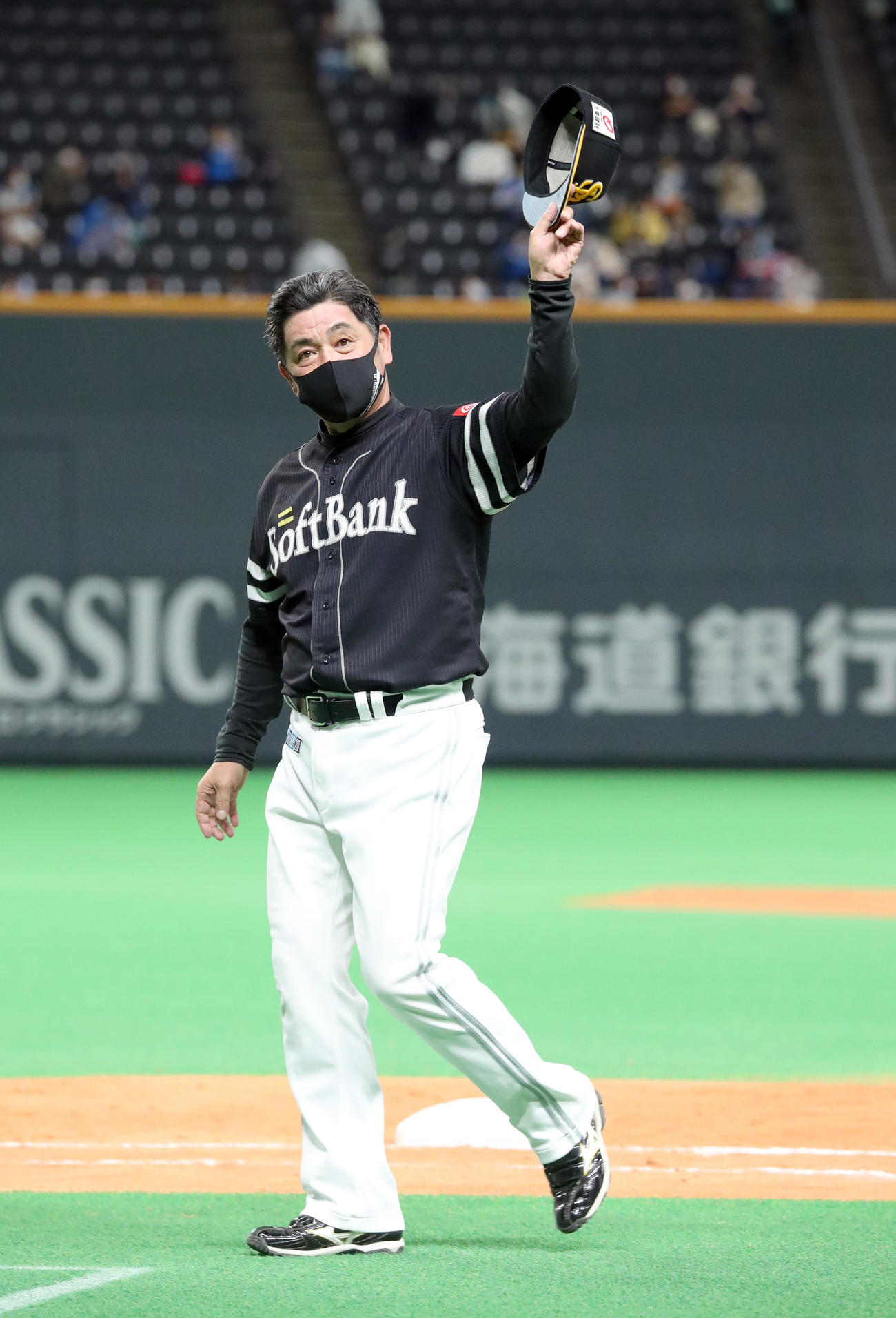 日本ハム対ソフトバンク　札幌ドームでの最終戦を終え手を振りながら引き揚げるソフトバンク工藤監督（撮影・佐藤翔太）