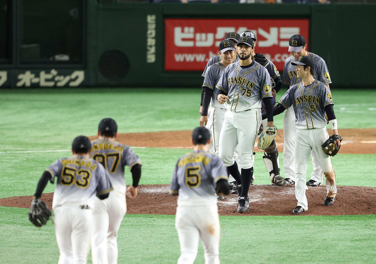巨人に勝利し、マウンドに集まる阪神ナイン。中央はスアレス（撮影・河野匠）