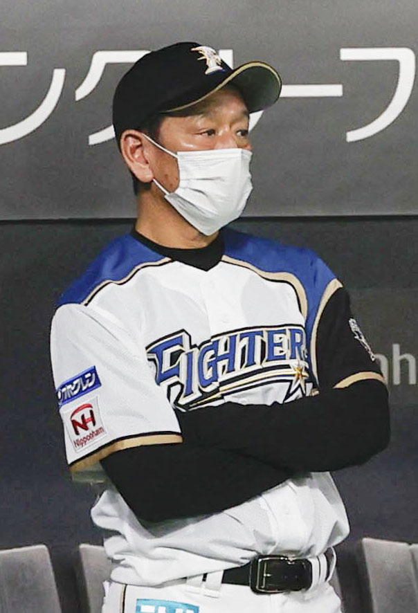 9回、追加点を許し腕組みする日本ハム・栗山監督（共同）