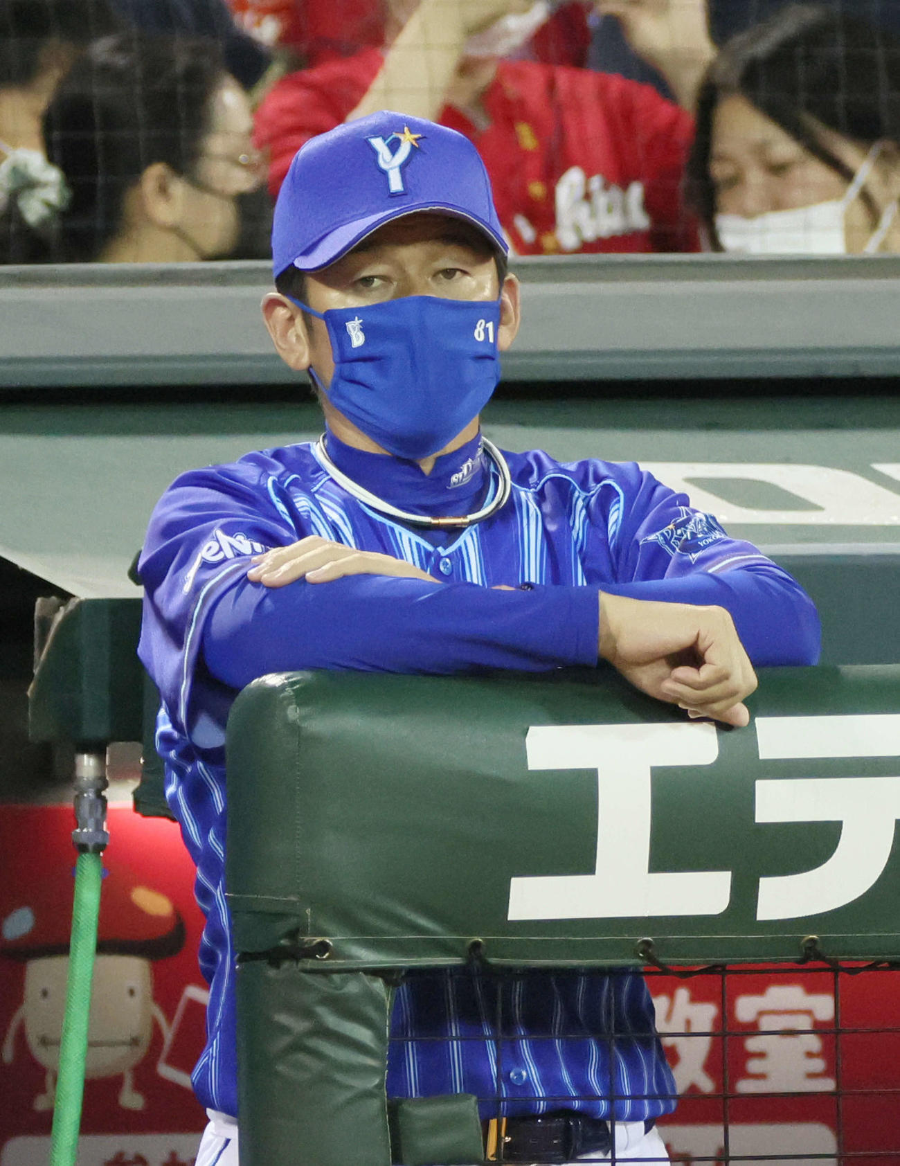 広島対DeNA 6回表DeNA、ベンチのDeNA三浦監督（撮影・加藤孝規）
