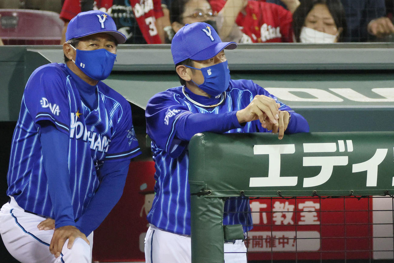 広島対DeNA　ベンチで厳しい表情のDeNA三浦監督（右）（撮影・加藤孝規）