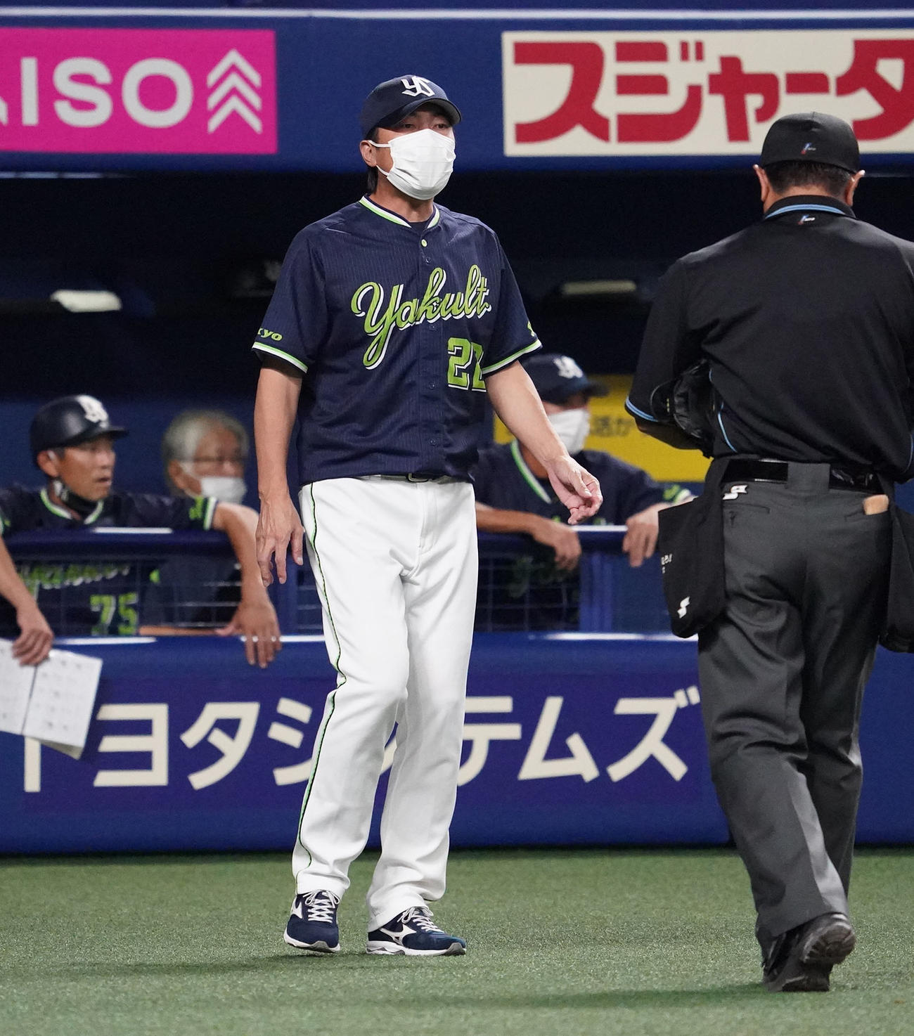 中日対ヤクルト　6回裏中日1死二塁、投手交代を告げる高津監督（撮影・森本幸一）