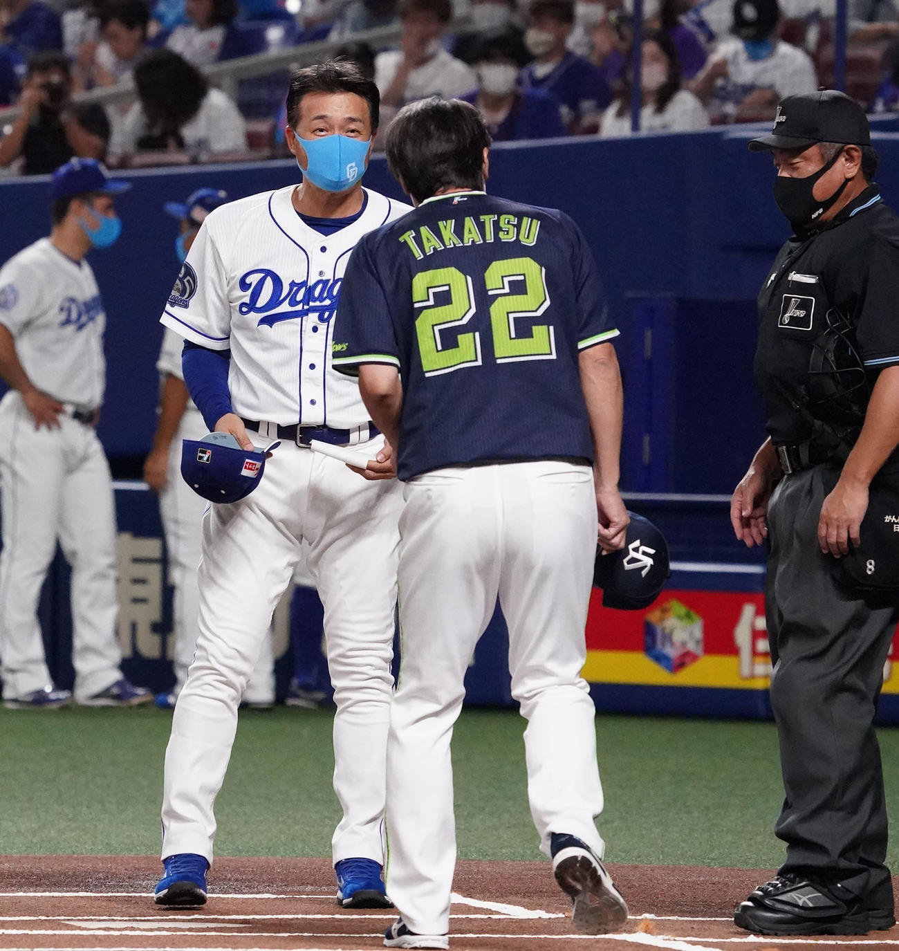 中日対ヤクルト　試合前、高津監督とメンバー表を交換する与田監督（奥）（撮影・森本幸一）
