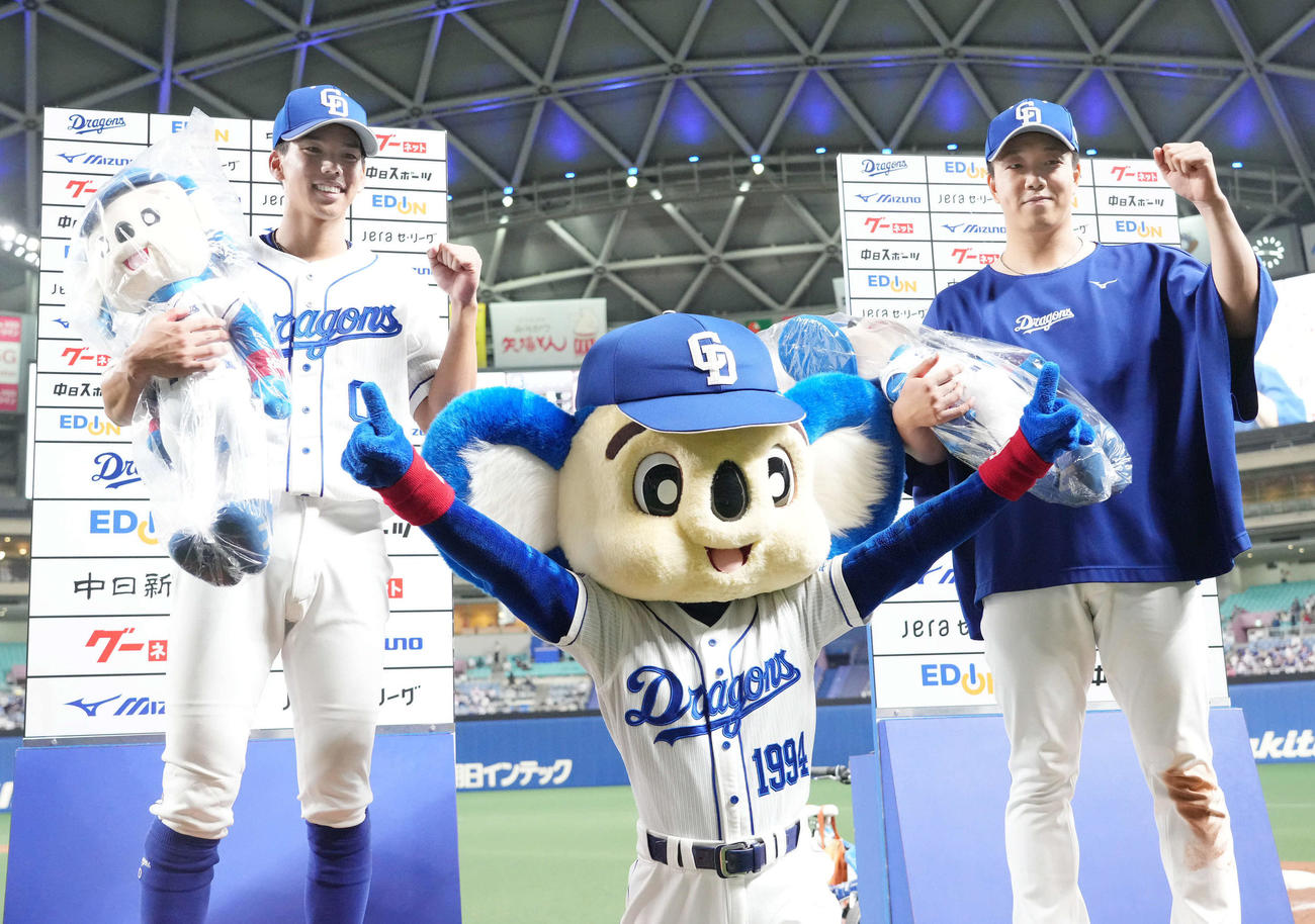 中日対ヤクルト　ドアラとポーズを決める高松（左）と柳（撮影・森本幸一）