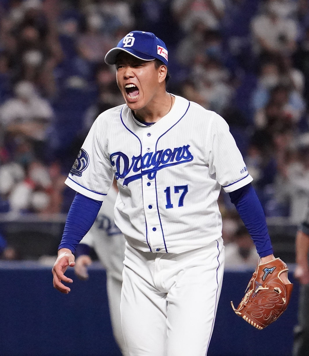 中日対ヤクルト　7回表ヤクルト2死二塁、宮本を三振に仕留めてほえる柳（撮影・森本幸一）