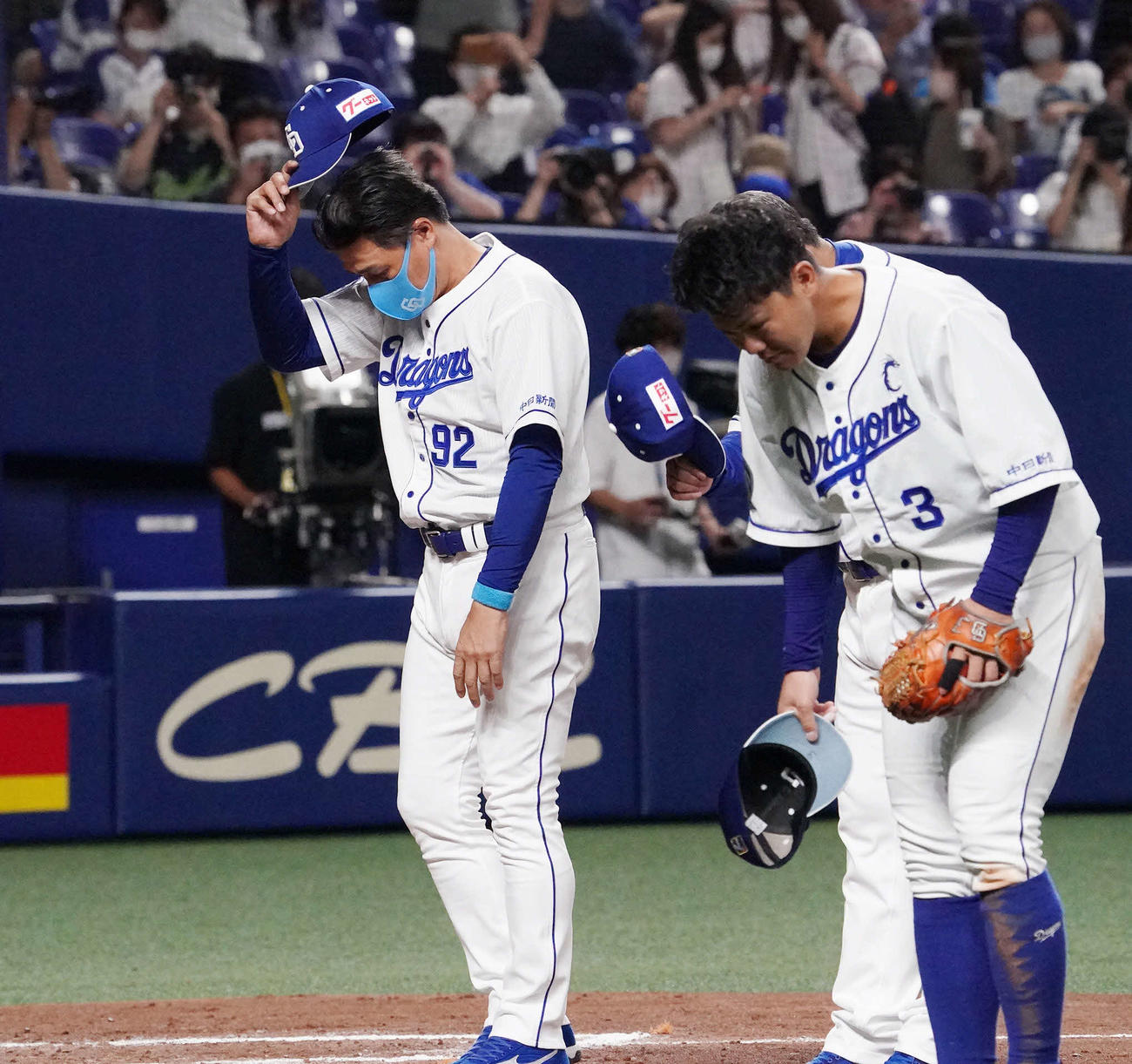 中日対ヤクルト　試合に勝利し観客に一礼する与田監督（左）ら（撮影・森本幸一）