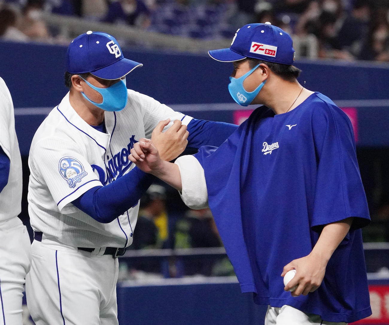 中日対ヤクルト　試合終了、柳（右）を迎える与田監督（左）（撮影・森本幸一）