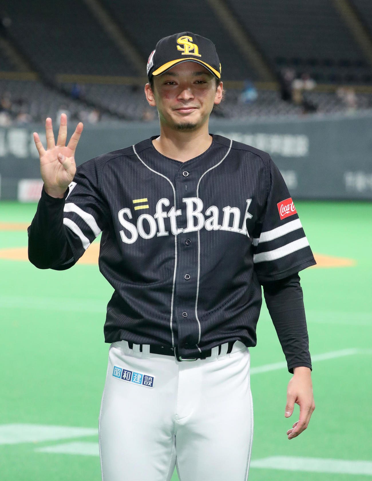 日本ハム対ソフトバンク　今季4勝目を挙げ笑顔で記念撮影に応じるソフトバンク東浜（撮影・佐藤翔太）