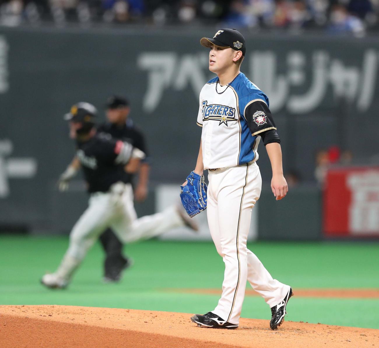 日本ハム対ソフトバンク　2回表ソフトバンク1死二、三塁、リチャードに2点適時二塁打を浴びる河野（撮影・黒川智章）