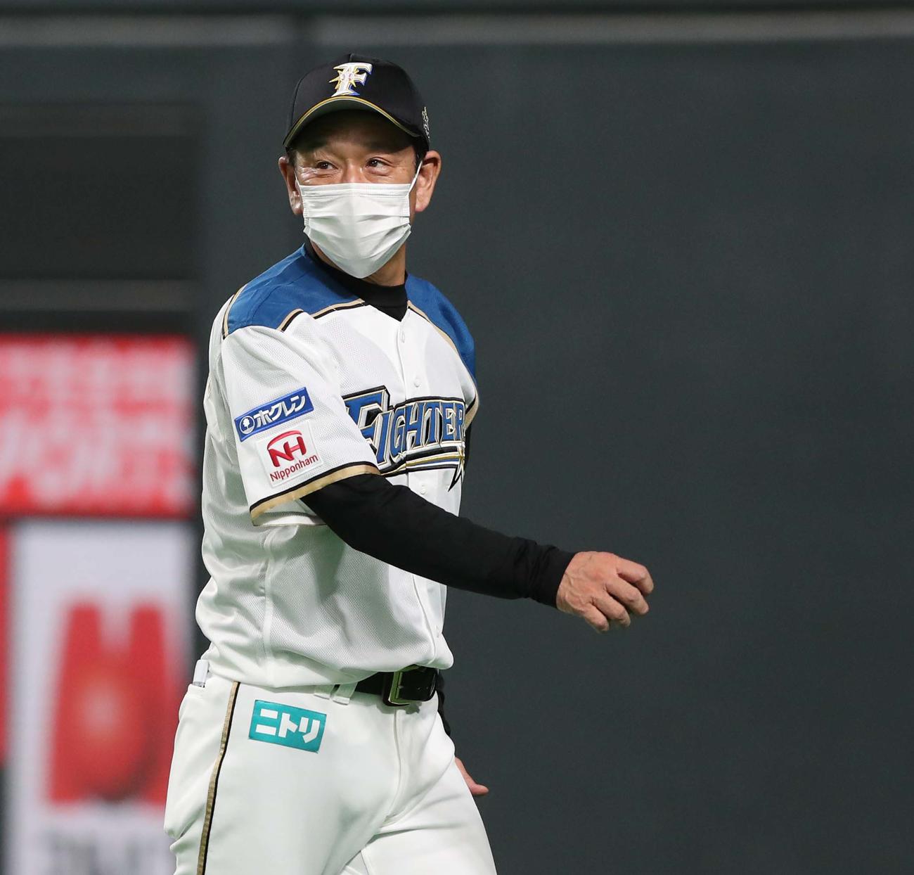日本ハム対ソフトバンク　選手交代を告げる栗山監督（撮影・黒川智章）