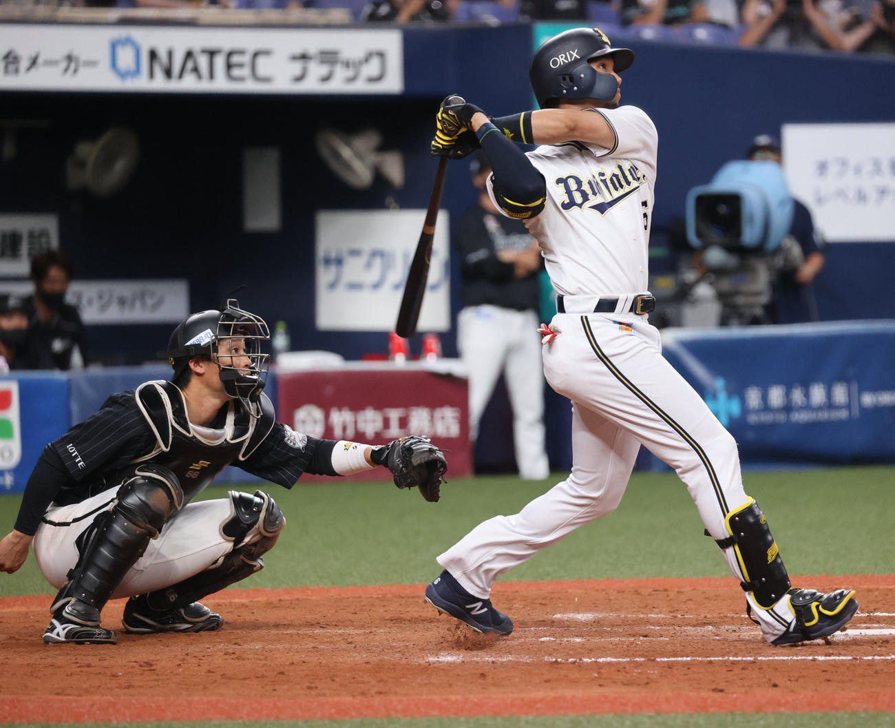 オリックス対ロッテ　8回裏オリックス2死一塁、宗は同点2点本塁打を放つ（撮影・渦原淳）