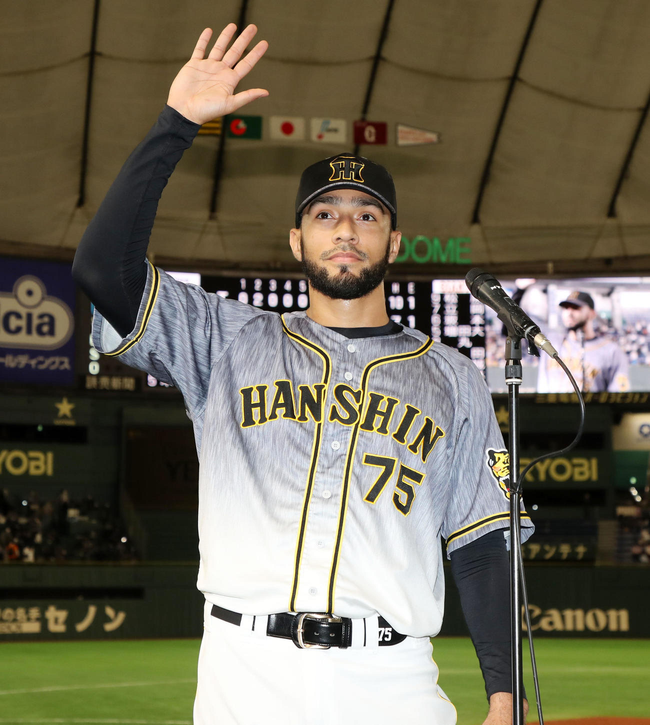 巨人対阪神　巨人に勝利しスタンドへあいさつするスアレス（撮影・加藤哉）