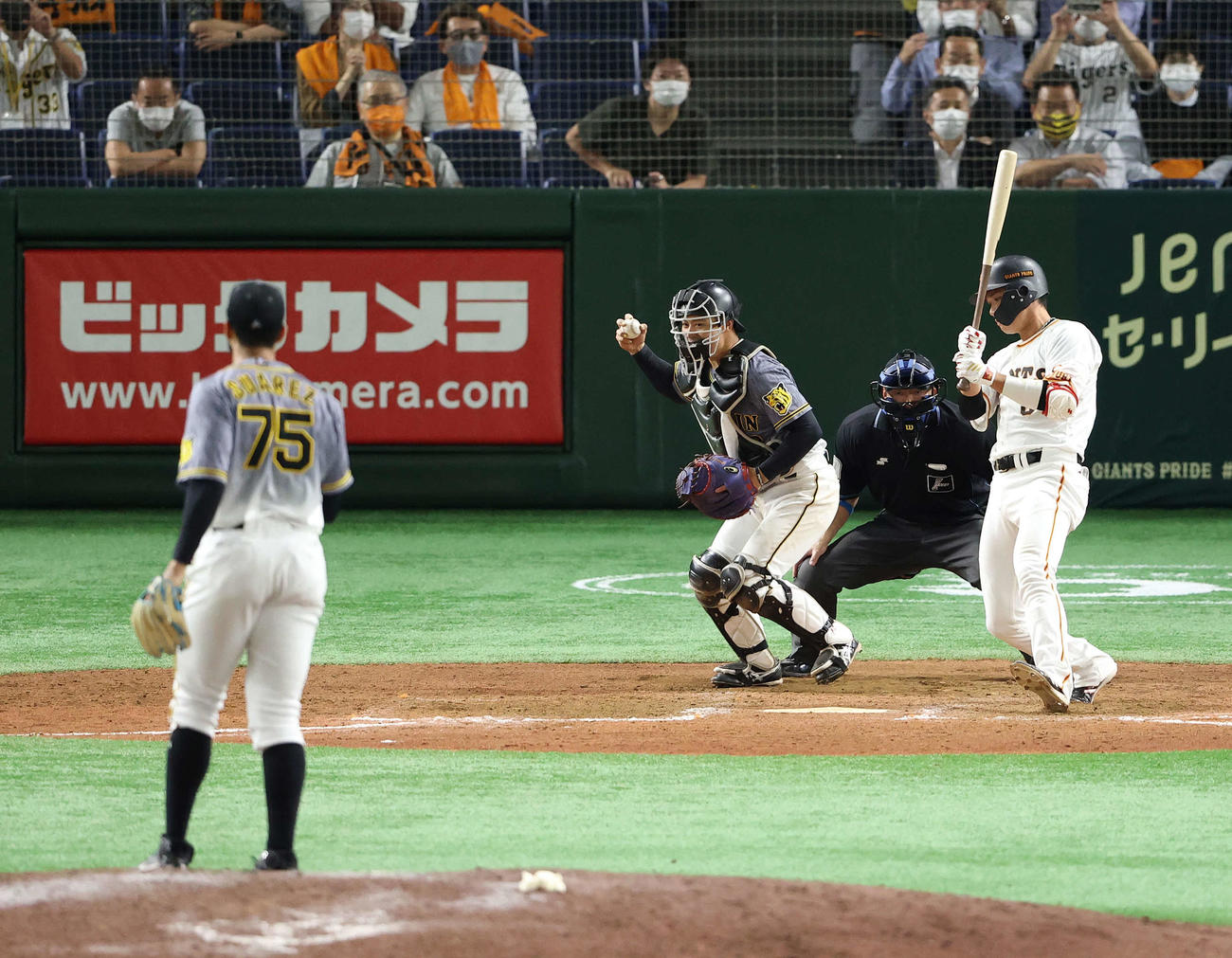 巨人対阪神　9回裏巨人2死、坂本を空振り三振に仕留めるスアレス（撮影・河野匠）