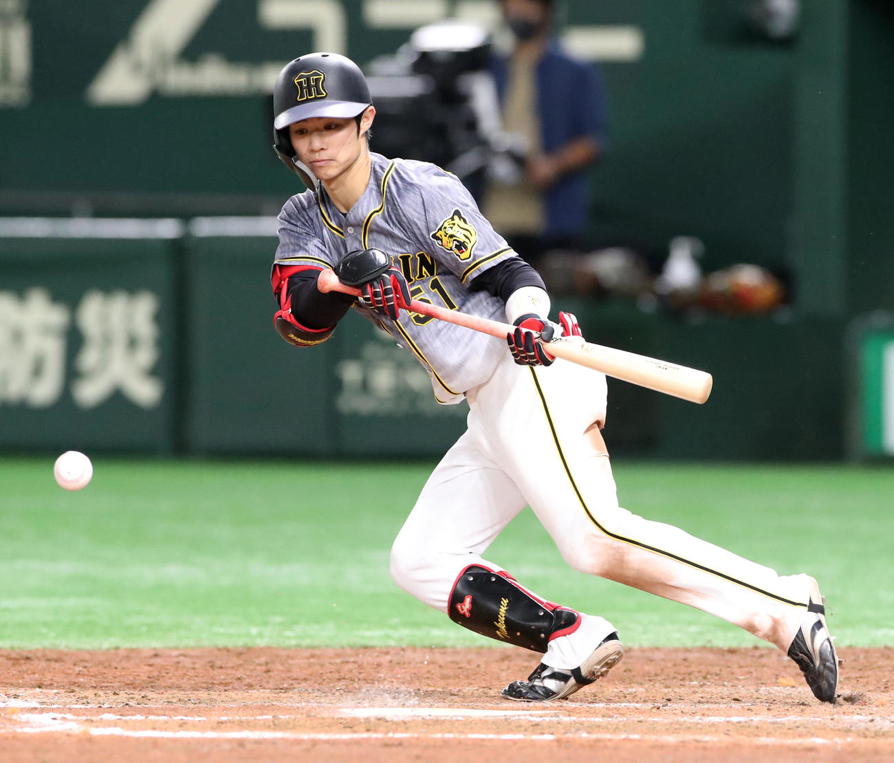 巨人対阪神　5回表阪神無死二塁、中野は投前犠打失で出塁（撮影・加藤哉）
