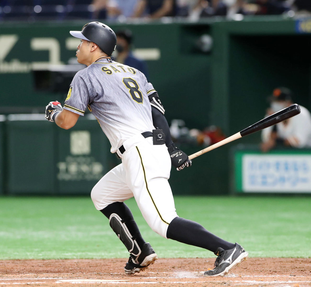 巨人対阪神　2回表阪神1死一塁、佐藤輝は右前打を放つ（撮影・加藤哉）