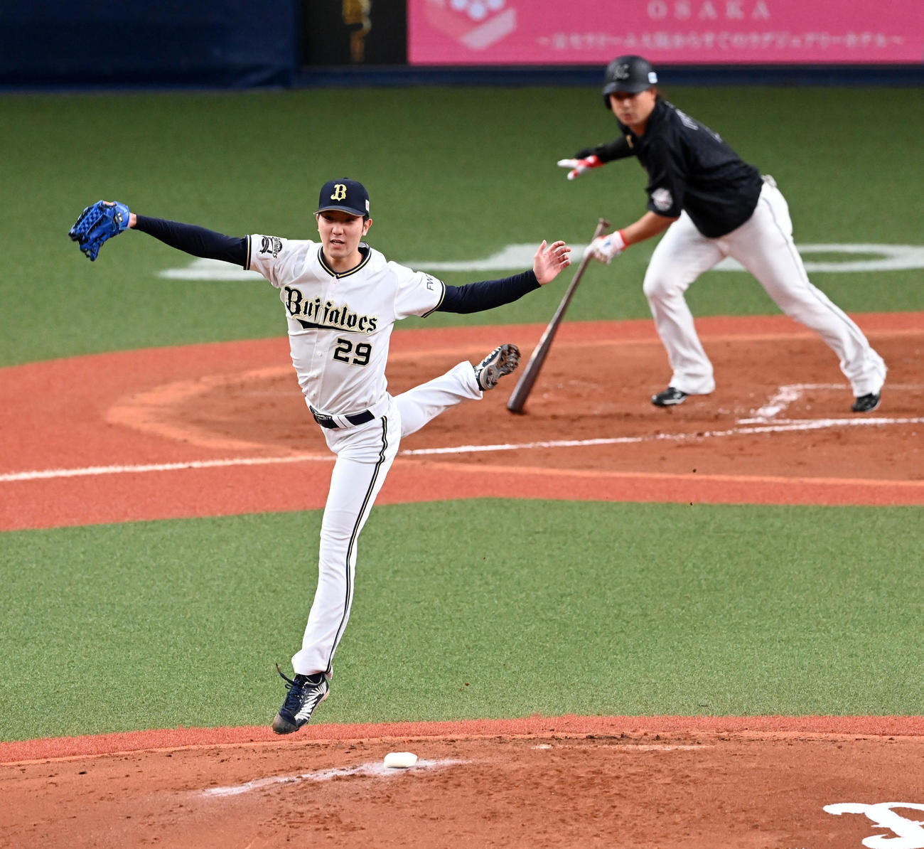 オリックス対ロッテ　5回表ロッテ無死、田嶋は藤岡の中前打にジャンプする（撮影・前岡正明）