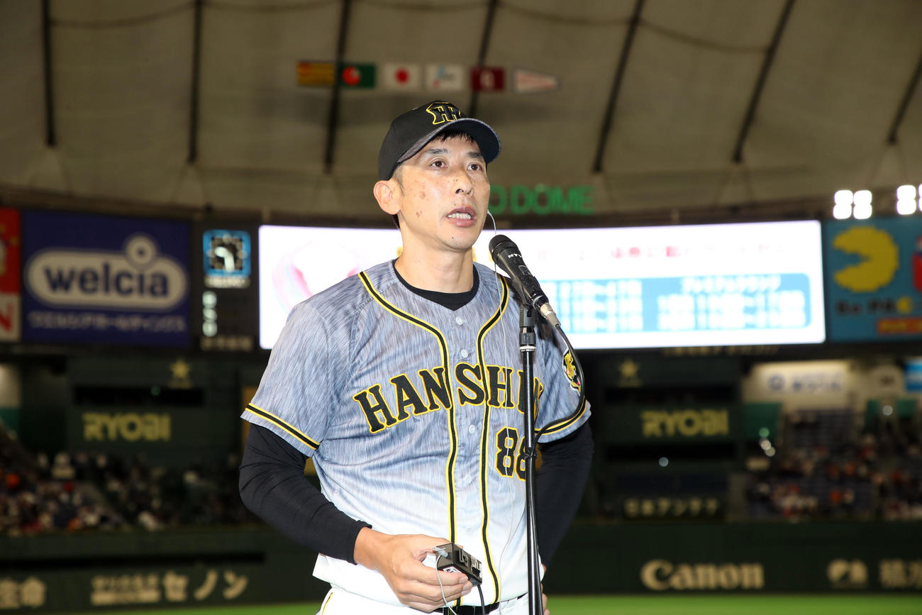 巨人対阪神　巨人に勝利しインタビューに答える矢野監督（撮影・加藤哉）