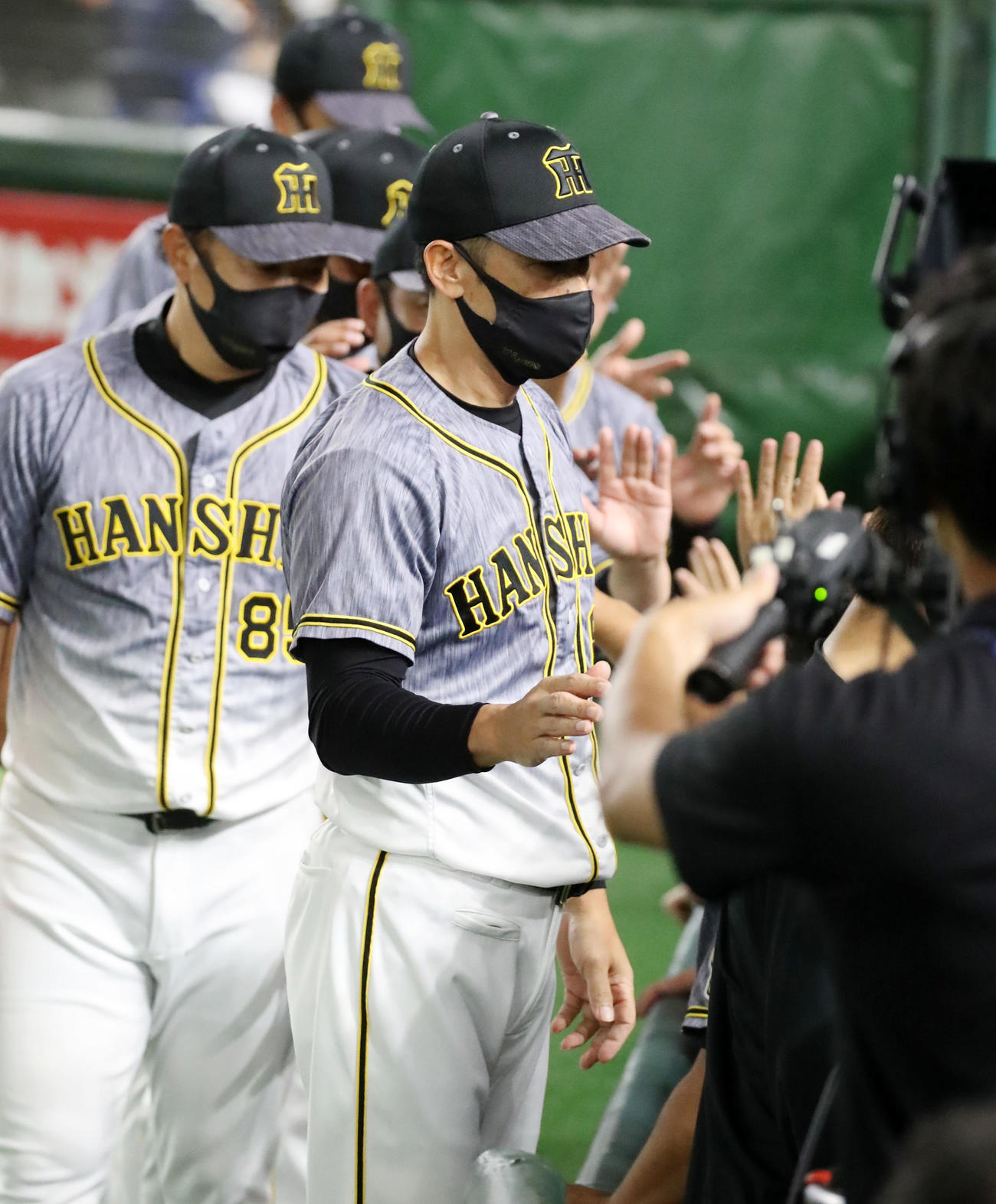 巨人対阪神　巨人に勝利しナインとタッチする矢野監督（撮影・加藤哉）