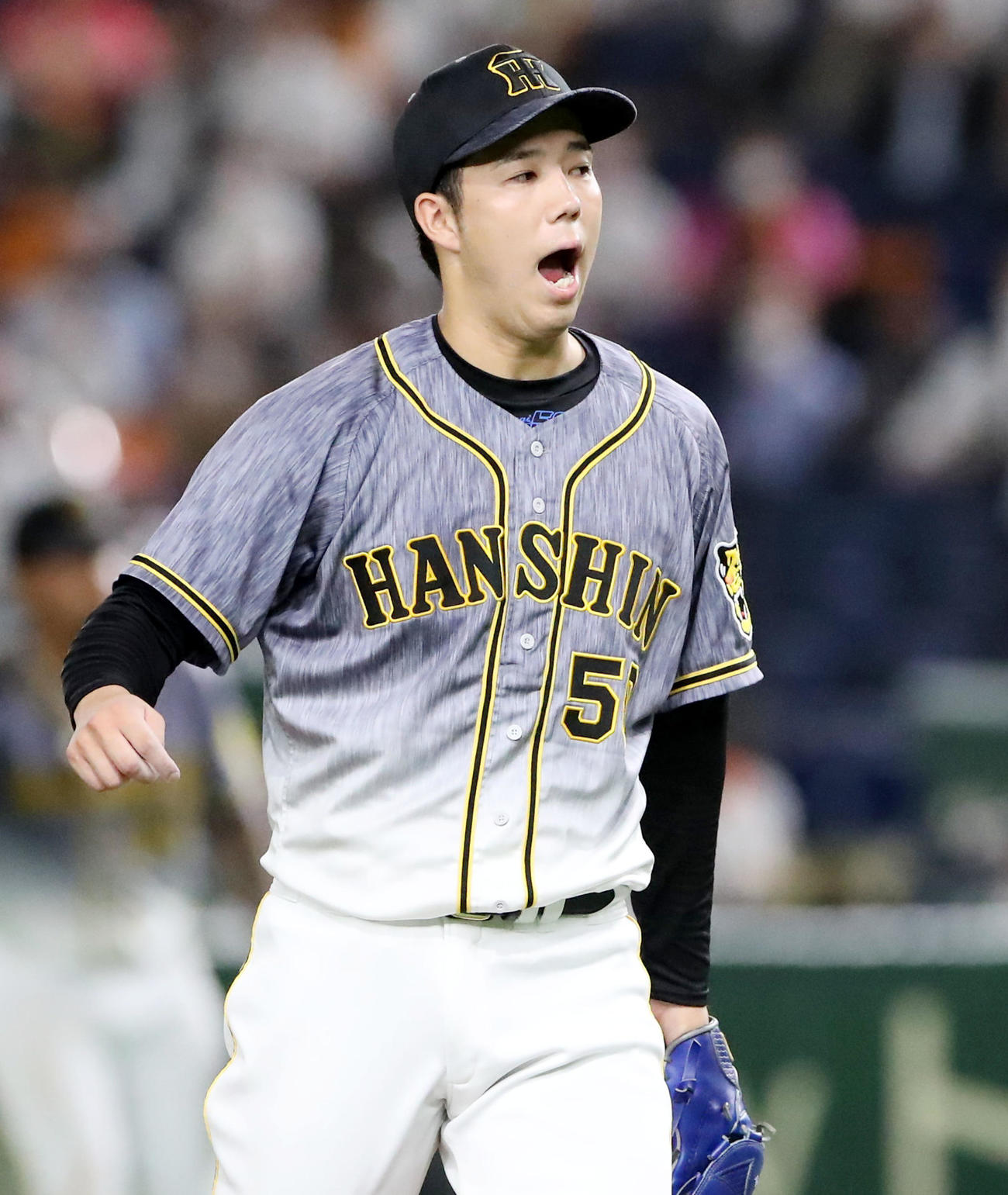 巨人対阪神　6回裏巨人2死満塁、青柳は大城から三振を奪いガッツポーズを見せる（撮影・加藤哉）