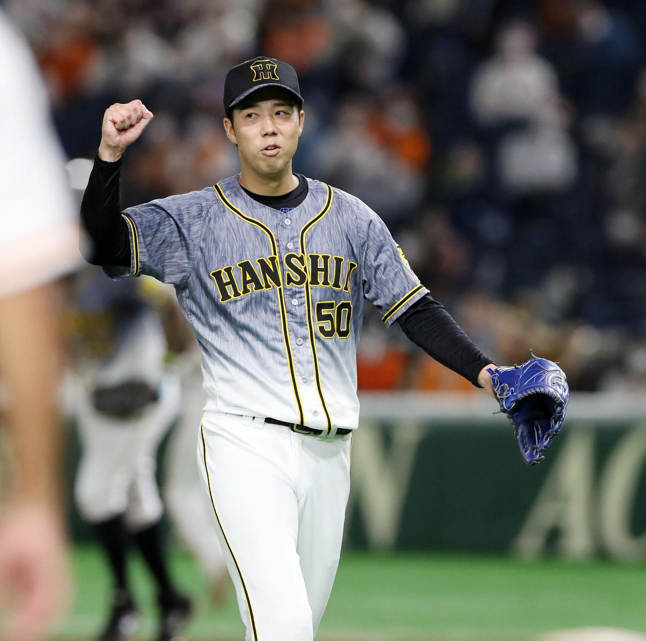 巨人対阪神　7回裏巨人2死一、二塁、青柳は坂本を遊ゴロに仕留めガッツポーズを見せる（撮影・加藤哉）