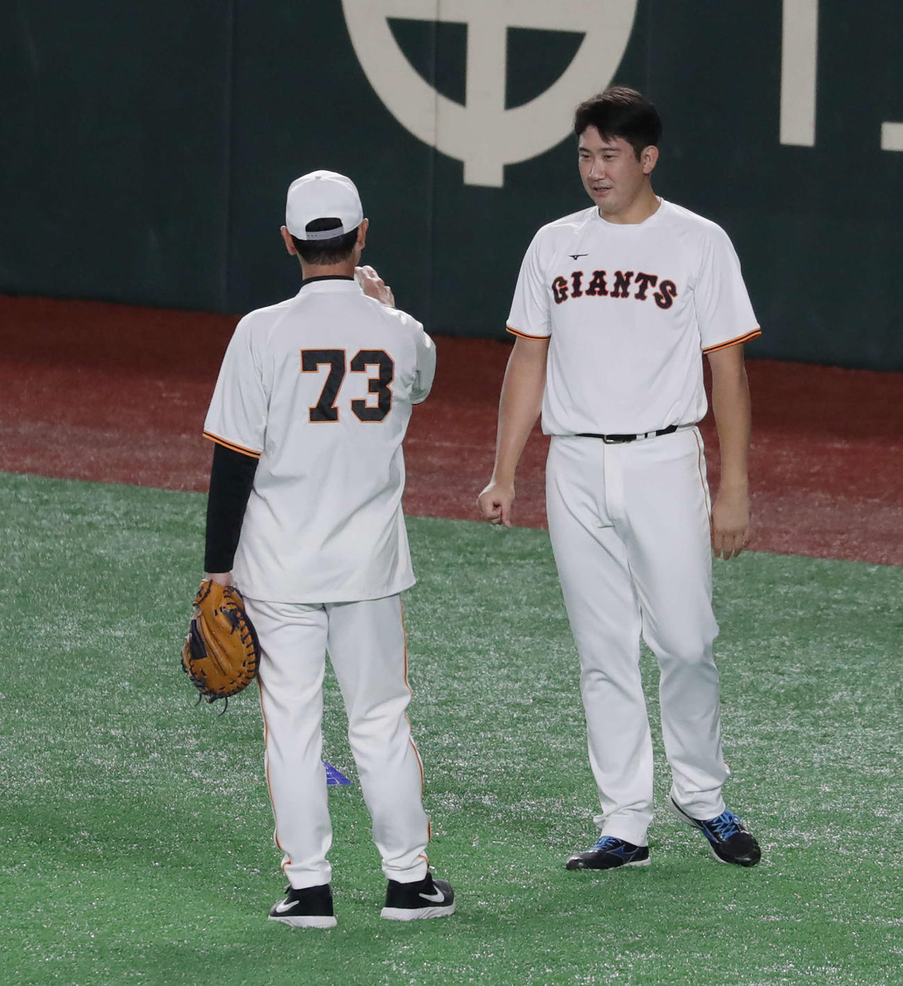 巨人対阪神　試合前、巨人桑田コーチ（左）と話す菅野（撮影・河野匠）