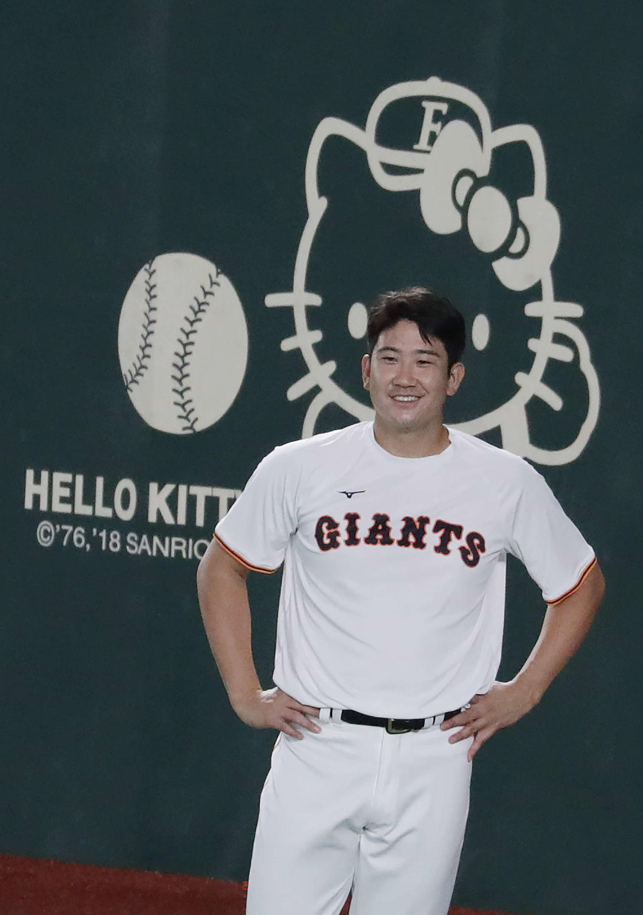 巨人対阪神　試合前、笑顔を見せる巨人菅野（撮影・河野匠）