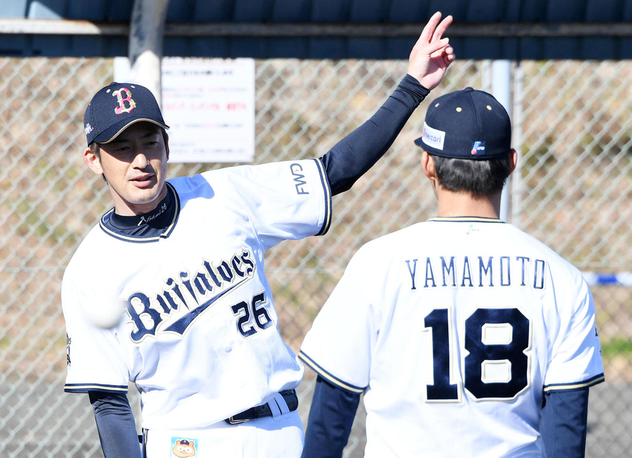 オリックス山本由伸を指導する能見篤史投手兼任コーチ（2021年2月3日撮影）