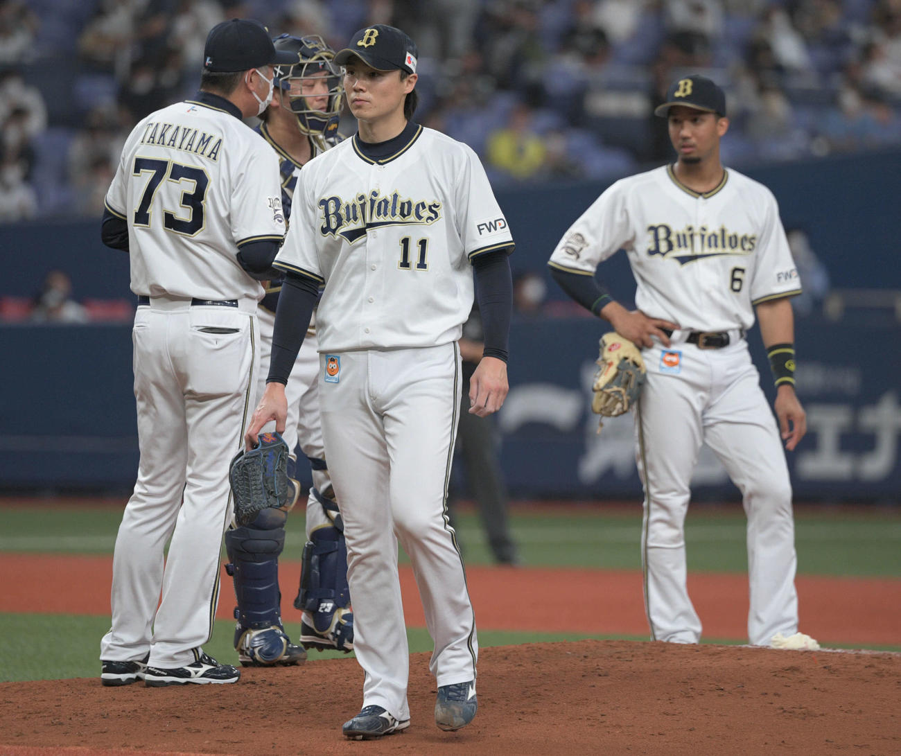 オリックス対ロッテ　3回表ロッテ2死満塁、藤岡裕大に2点適時打浴び降板する山崎福也（左から2人目）（撮影・渦原淳）