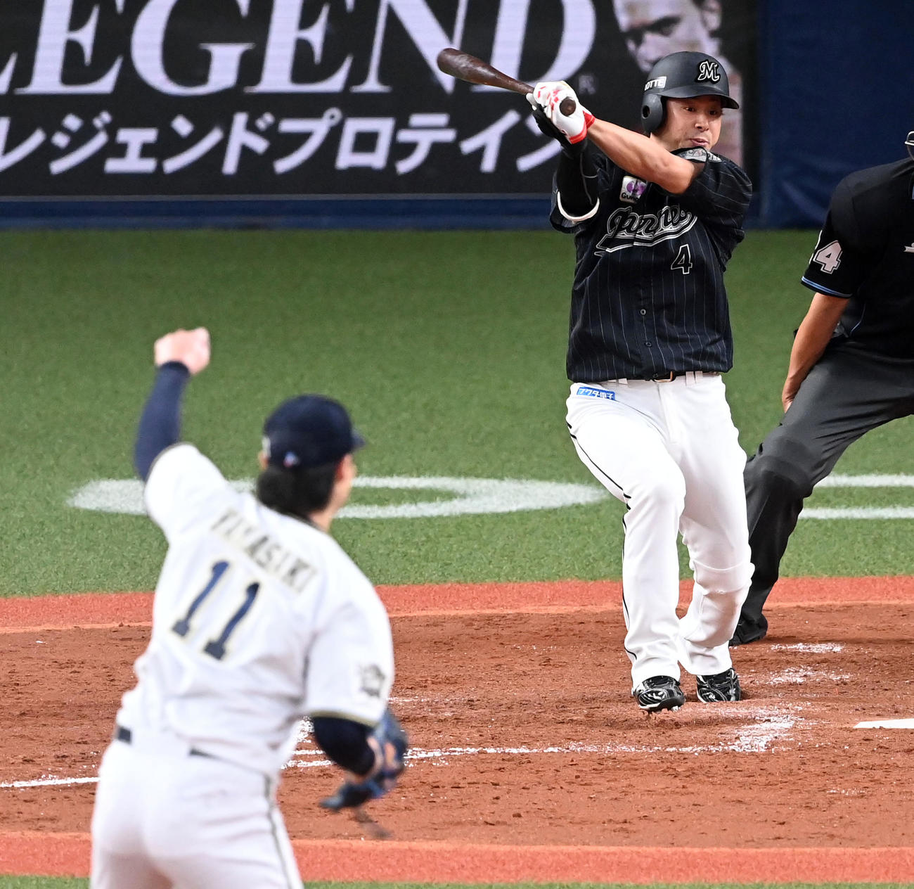 オリックス対ロッテ　3回表ロッテ2死満塁、藤岡は左前2点適時打を放つ。投手山崎福（撮影・前岡正明）
