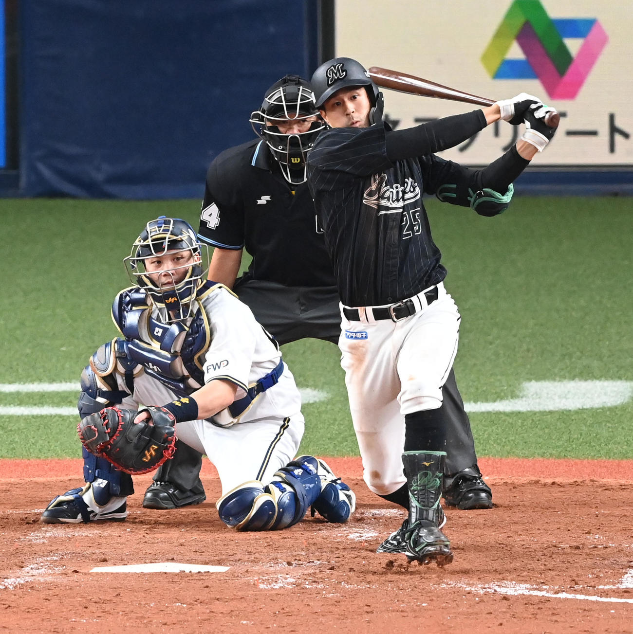 オリックス対ロッテ　5回表ロッテ2死二塁、岡は左前適時打を放つ（撮影・前岡正明）