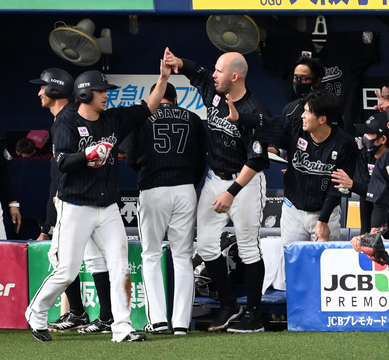 オリックス対ロッテ　5回表ロッテ2死二塁、岡の左前適時打で生還した藤岡（左）を迎えるロッテナイン（撮影・前岡正明）