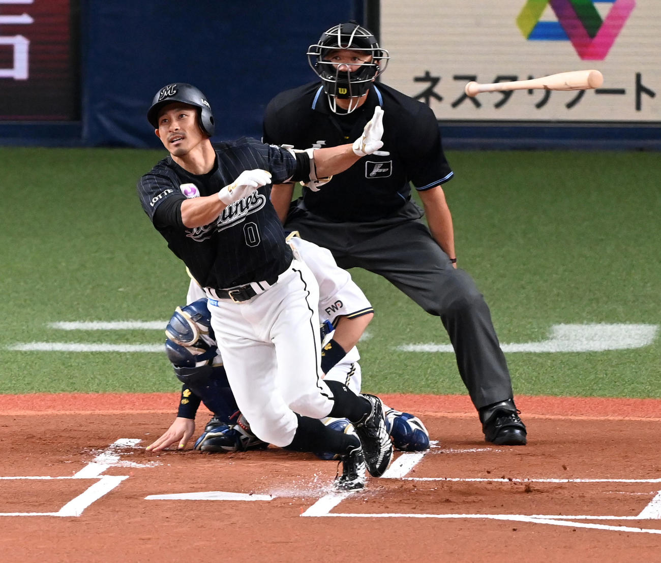 オリックス対ロッテ　1回表ロッテ無死、荻野は右前打を放つ（撮影・前岡正明）