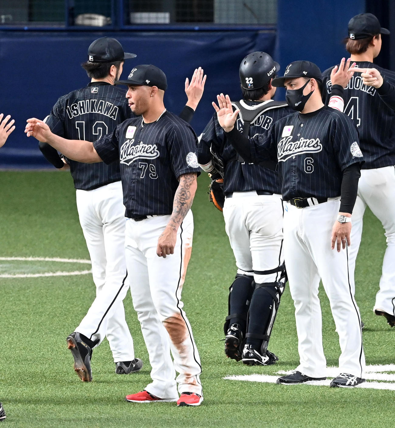 オリックス対ロッテ　完投勝利の石川（左）を迎える井口監督（撮影・前岡正明）