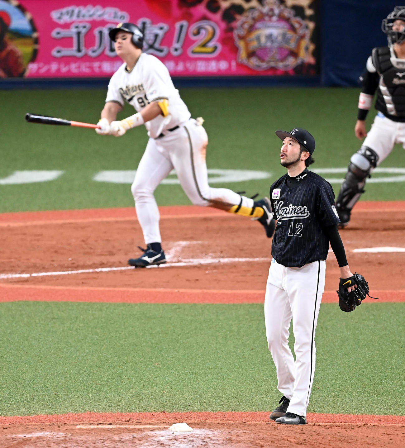 オリックス対ロッテ　9回裏オリックス2死一塁、杉本に右越え2点本塁打を打たれた石川（撮影・前岡正明）
