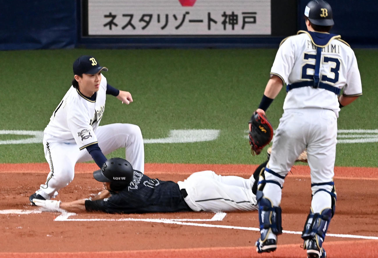 オリックス対ロッテ　1回表ロッテ無死一、二塁、マーティンの一塁ゴロで本塁を狙った荻野貴司はタッチアウト（撮影・前岡正明）