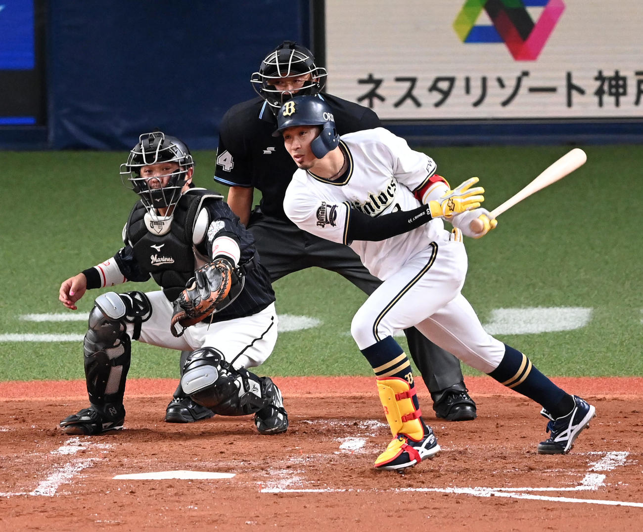 オリックス対ロッテ　2回裏オリックス1死一塁、安達は右前打を放つ（撮影・前岡正明）