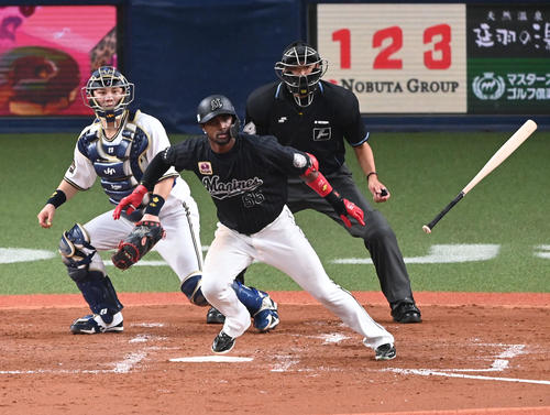 オリックス対ロッテ 3回表ロッテ2死一、二塁、エチェバリアは左前適時打を放つ(撮影・前岡正明)