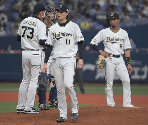 オリックス対ロッテ 3回表ロッテ2死満塁、藤岡裕大に2点適時打浴び降板する山崎福也(左から2人目)(撮影・渦原淳)