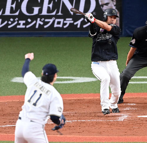 オリックス対ロッテ 3回表ロッテ2死満塁、藤岡は左前2点適時打を放つ。投手山崎福(撮影・前岡正明)