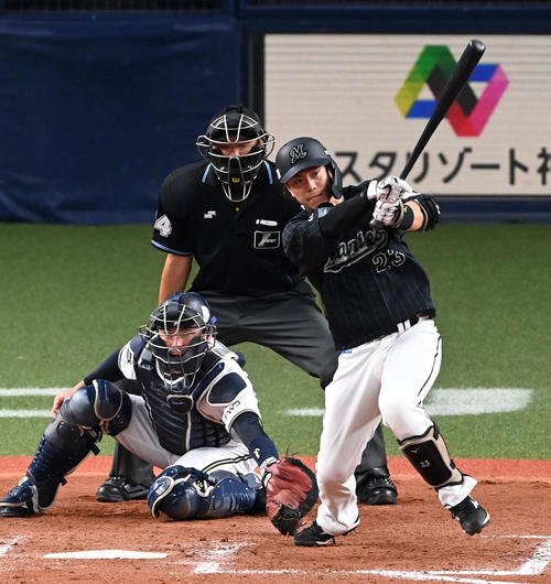 オリックス対ロッテ 9回表ロッテ無死一、三塁、三木は左適時二塁打を放つ(撮影・前岡正明)