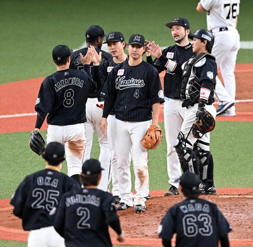 オリックス対ロッテ オリックスに完投勝利の石川(右から2人目)笑顔でナインとタッチ(撮影・前岡正明)
