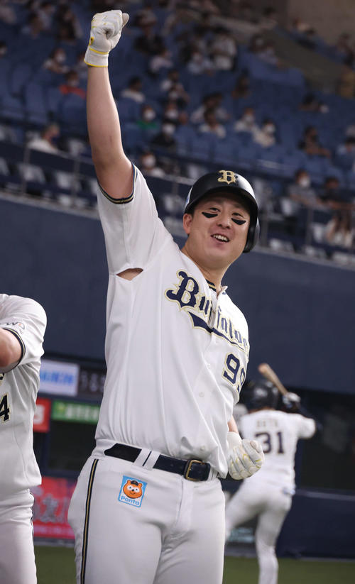オリックス対ロッテ 9回裏オリックス2死一塁、杉本裕太郎は2点本塁打を放ちベンチ前でポーズを決める(撮影・渦原淳)