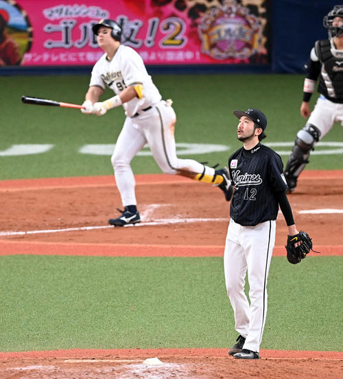 オリックス対ロッテ 9回裏オリックス2死一塁、杉本に右越え2点本塁打を打たれた石川(撮影・前岡正明)