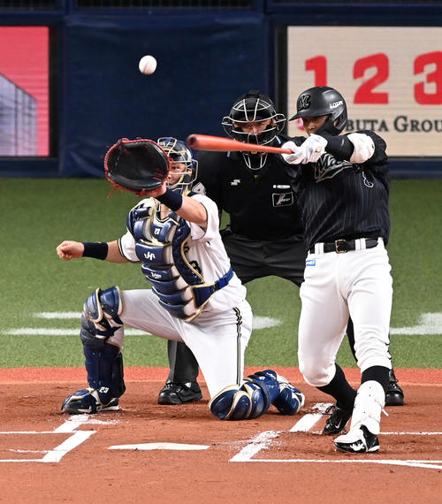 オリックス対ロッテ 1回表ロッテ無死一塁、中村奨は左前打を放つ(撮影・前岡正明)