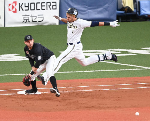オリックス対ロッテ 2回裏オリックス1死、モヤは三塁内野安打で出塁(撮影・前岡正明)