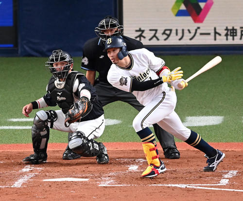 オリックス対ロッテ 2回裏オリックス1死一塁、安達は右前打を放つ(撮影・前岡正明)