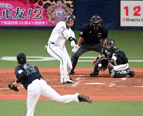 オリックス対ロッテ 2回裏オリックス1死一、三塁、T-岡田は空振りの三振に倒れる(撮影・前岡正明)