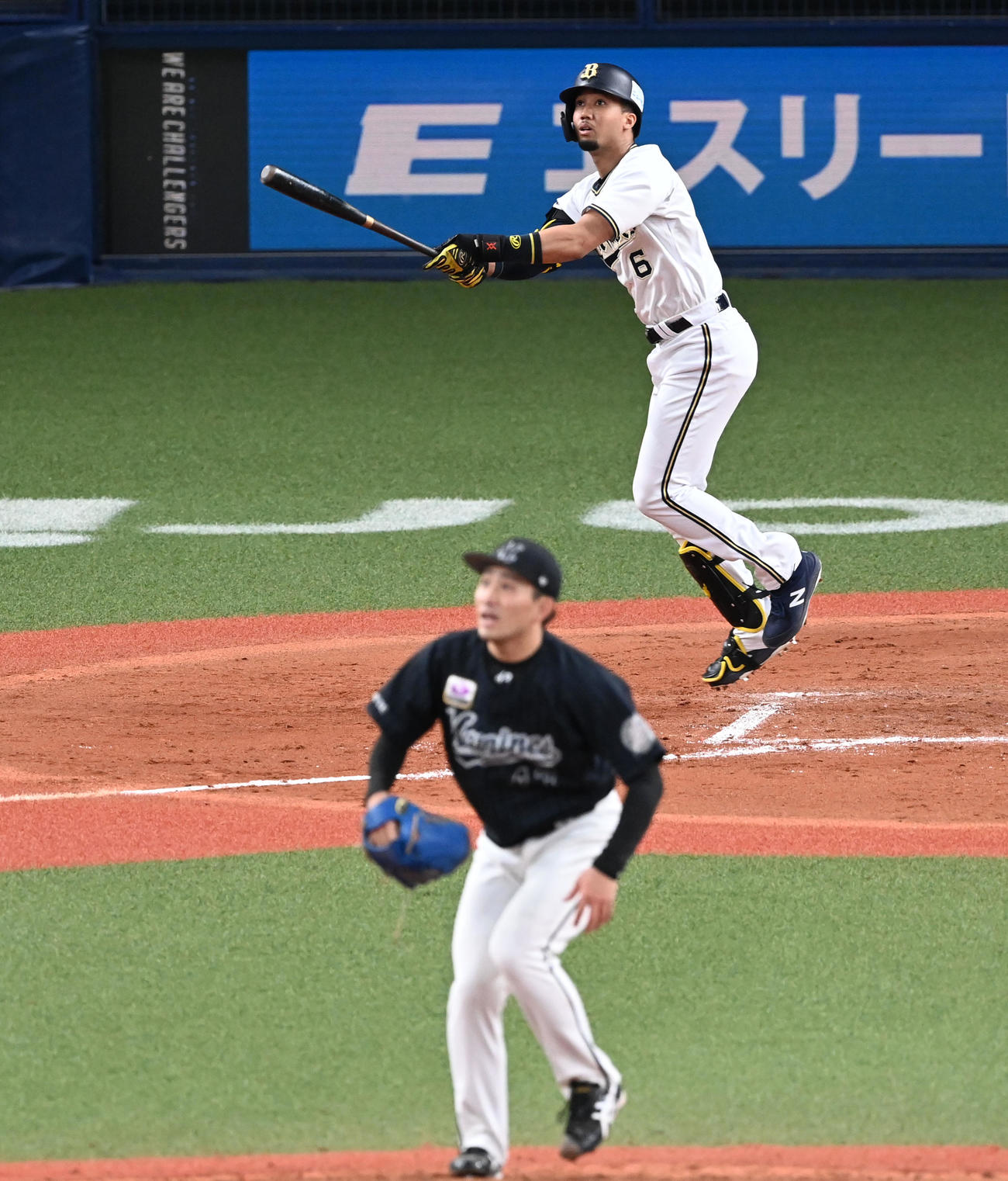 オリックス対ロッテ　8回裏オリックス2死一塁、宗は右越え同点本塁打を放つ。投手小島（撮影・前岡正明）