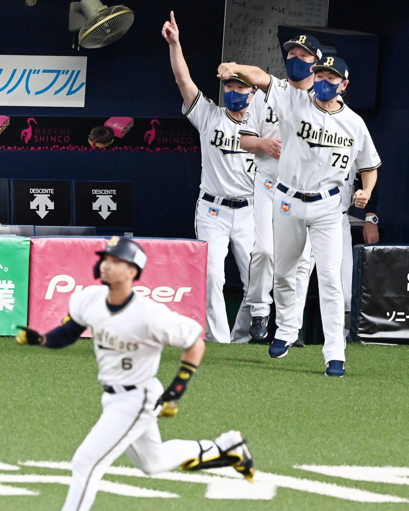 オリックス対ロッテ　8回裏オリックス2死一塁、宗の右越え同点2点本塁打に歓喜する中嶋監督（左）ら（撮影・前岡正明）