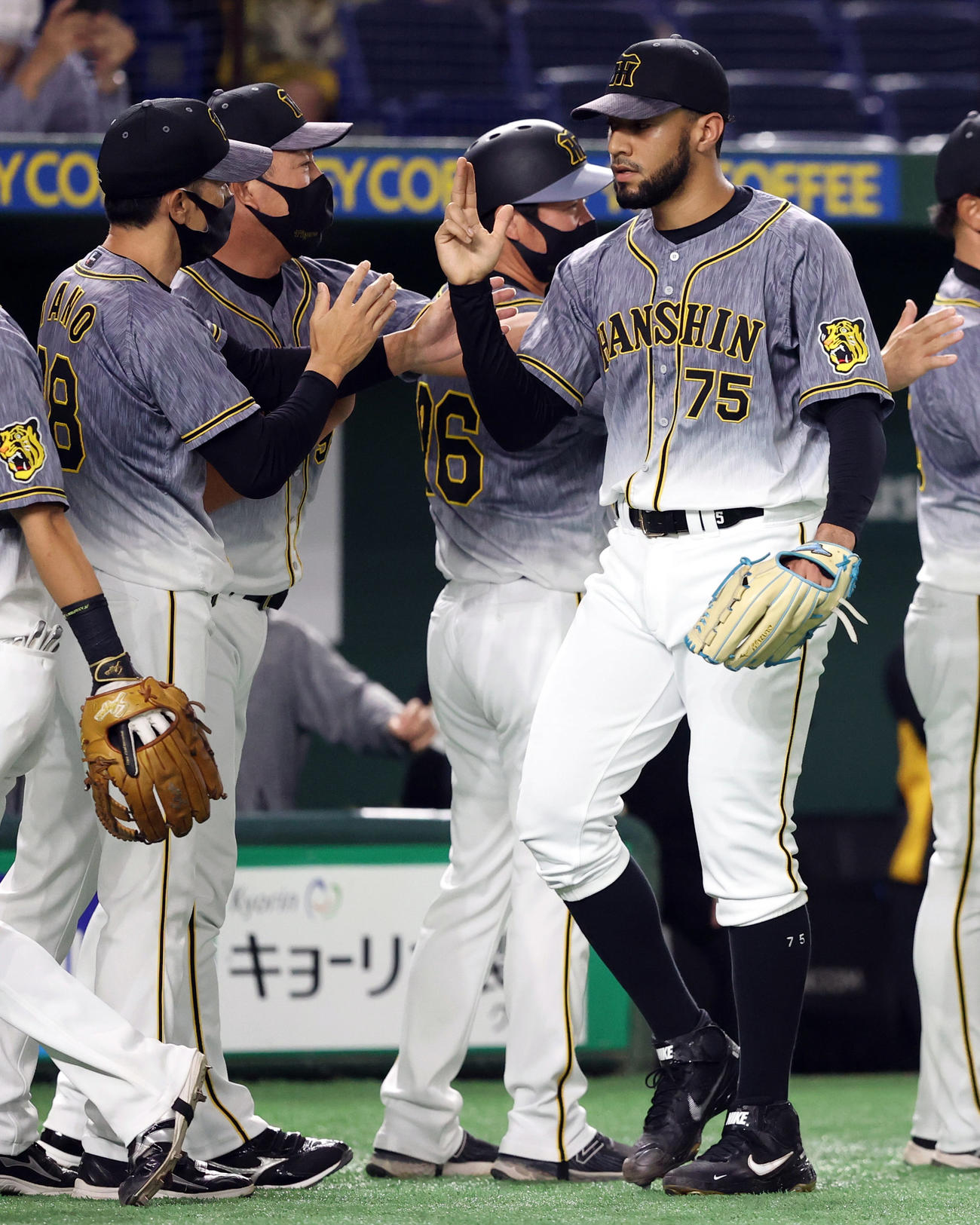 巨人対阪神　試合後、矢野監督（左）から迎えられるスアレス（撮影・狩俣裕三）